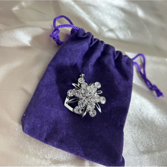 Sparkling Crystal Brooch - Picture 3 of 8